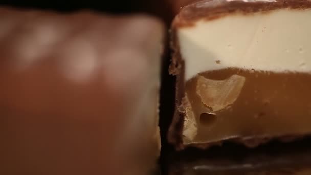 Barres chocolatées riches en calories, risque de prendre un poids excessif, aliments malsains 