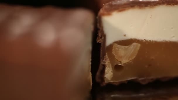 Barretta di cioccolato ricca di calorie, rischio di aumento di peso eccessivo, cibo malsano — Video Stock