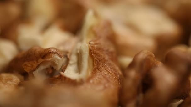 Vlašské ořechy v rotaci, zdravá strava svačina s vysokým obsahem vitamínů, vaření složkou — Stock video