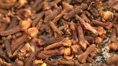 Lezzetli kuru karanfil, yemekler ve sıcak içecekler için aromatik katkı yığını