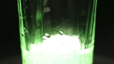 Cam, gazlı içecek parti Bar'da kabarcıklı yeşil soda içecek döktü