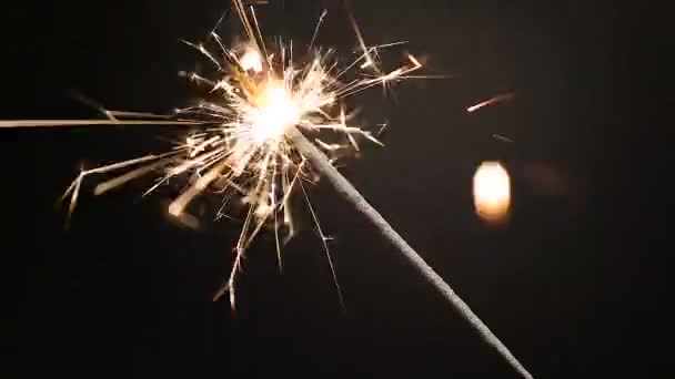 Luz de bengala brilhando brilhantemente, criando humor festivo na festa, celebração — Vídeo de Stock