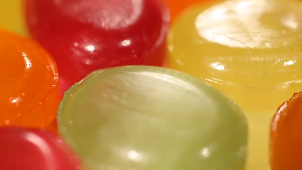 Gros plan de bonbons durs multicolores, rêve d'enfance, vie joyeuse et vivante — Video