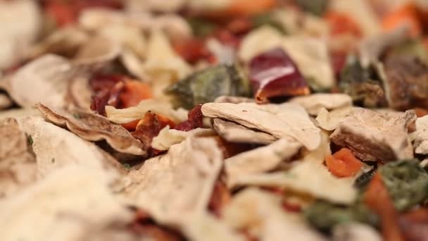 Detailní záběr ze sušených bylin a koření směs rotační, nejrůznější koření na trhu — Stock video