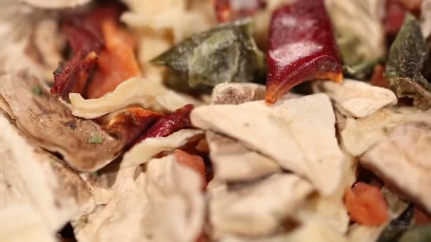 Flavory μείγμα αποξηραμένων βοτάνων και λαχανικών για εκλεπτυσμένη γκουρμέ πιάτα — Αρχείο Βίντεο