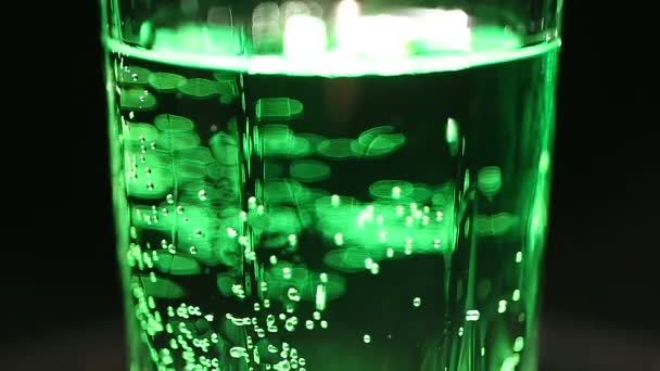 Substance liquide verte toxique scintillante dans le verre, boisson toxique, danger de mort — Video