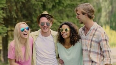 Gençlerin grup sarılma, gülüyor, keyfi, açık havada park yerinde mutlu