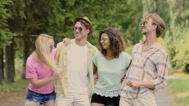 Dört genç insanlar için müzik dans, birlikte şarkı söylerken, açık havada eğlence, uyuşuk