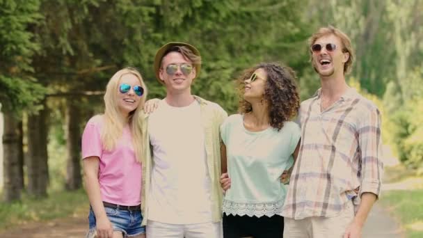 Twee jonge stelletjes poseren omarmd voor camera, genieten van de zomer outdoor activiteiten — Stockvideo