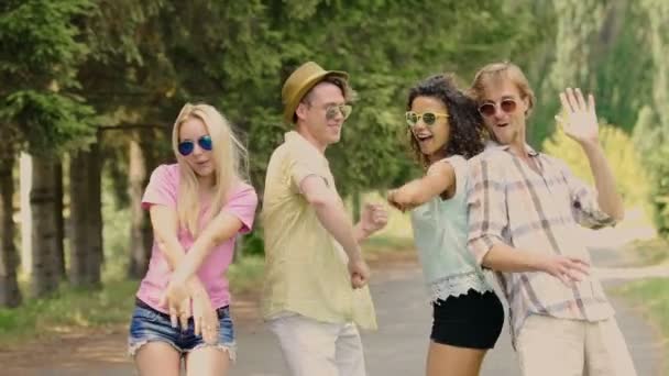 Mladé stylové lidí tančí na venkovní hudební festival. Taneční pohyby ve slow-mo — Stock video
