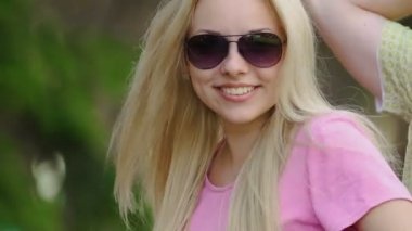 Mutlu yüzler, enerjik gençlerin müzik açık hava partisi, dans yaz