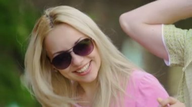 Dans, sarışın genç kadın açık havada ağır çekimde parti ile ortak, flört