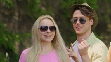 Çok memnun arkadaşlar komik gösterilen dans hareketleri için fotoğraf makinesi, gençler eğleniyor