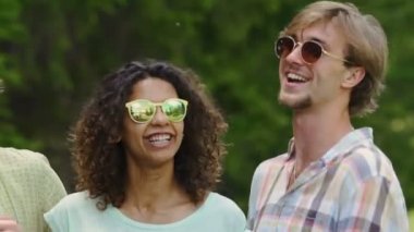 Çekici çok ırklı kız arkadaşı ile dışarı asılı partide gençler dans