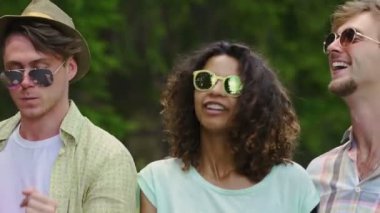 Dört çekici parlak insanlar zevk parti açık havada, kaygısız yaşam, eğlenceli