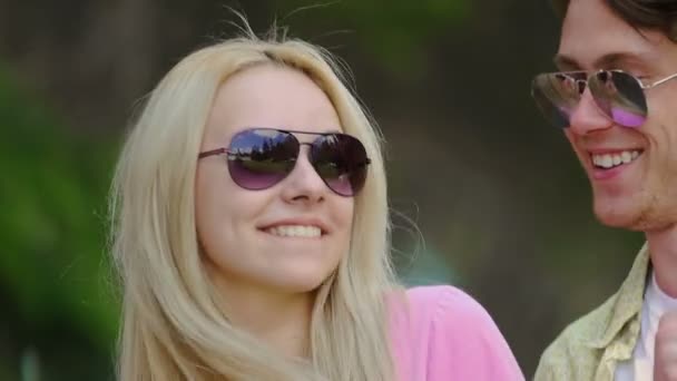 Gente enérgica feliz en gafas de sol bailando en la fiesta al aire libre, disfrutando del verano — Vídeos de Stock