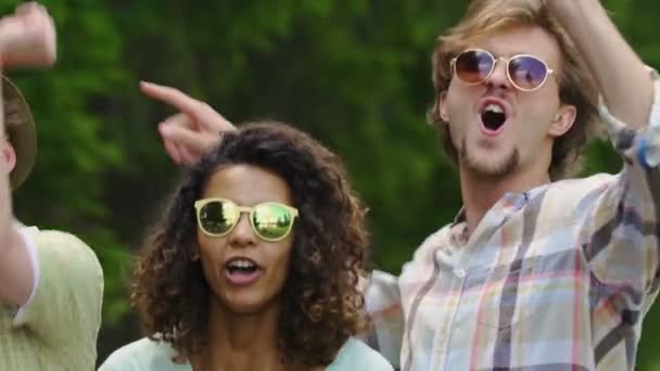 Estudiantes felices disfrutando de la fiesta en el campus al aire libre, bailando, celebrando la vida, slow mo — Vídeo de stock