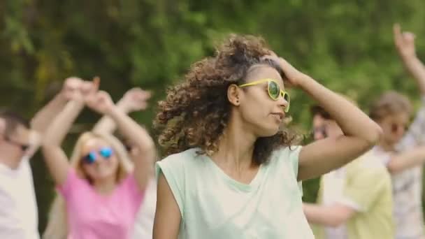 Young attractive woman dancing with group of friends at music festival, partying — Stock Video