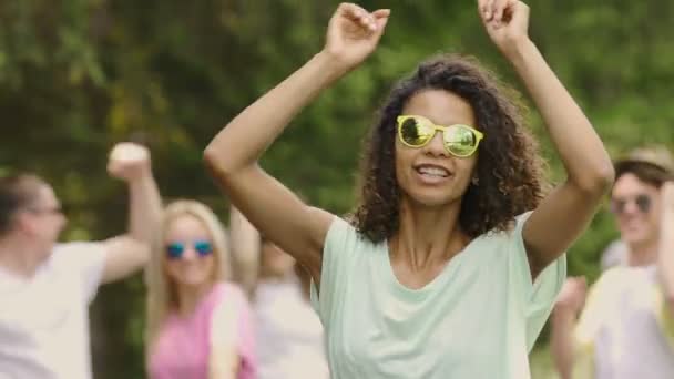 Cantora muito feminina estrelando em videoclipe, jovens dançando no fundo — Vídeo de Stock