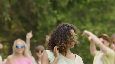 Çekici kamera için onun becerilerini gösterilen yarış kadın karışık dans seçmeleri,