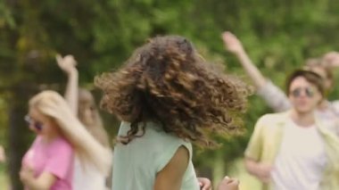 Saç sallayarak, arkadaş grubu açık partide dans mutlu neşeli biracial kız