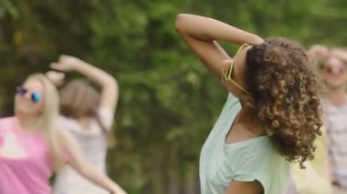 Genç kadın şarkıcı yedek dansçılar arka plan üzerinde parti müzik klibinde dans