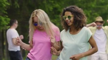 İki genç mutlu kadın parkta yaz zevk çocuklar müziği, parti, dans