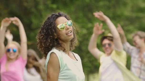 Jóvenes felices filmando vídeo musical, bailando activamente, sonriendo para la cámara — Vídeos de Stock