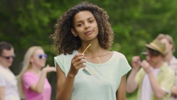 Ung kvinna njuta av ögonblicken i livet på utomhusfest, lycka, ungdomlighet — Stockvideo