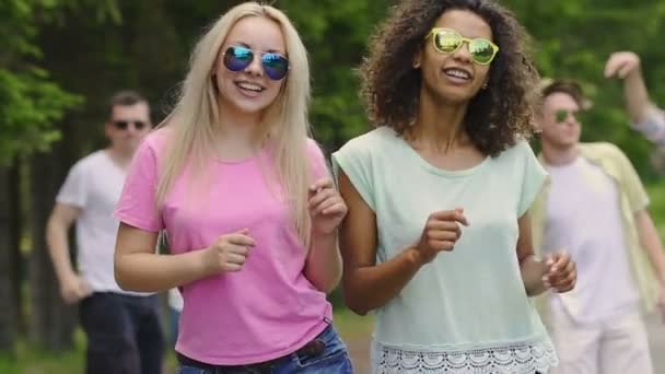 Skupina mladých atraktivních lidí tančí v pomalém pohybu, oslava života — Stock video