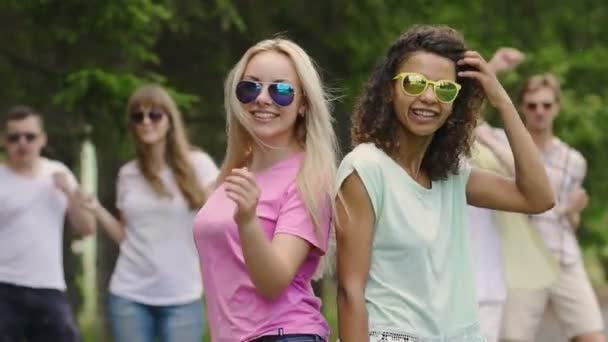 Due ragazze carine che mostrano le loro abilità di danza al provino di danza, atmosfera di festa — Video Stock