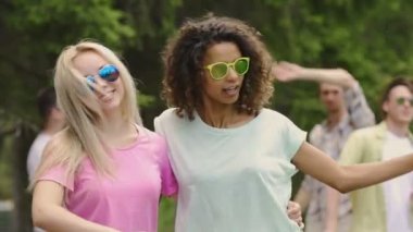 Sarılma, arkadaşlarınızla, gençlerin yaz eğleniyor partide dans iki kız