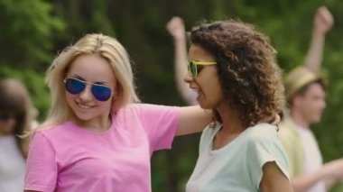 Sarılma, dans, birbirlerinin partide gözlere bakmak güzel kadın çift