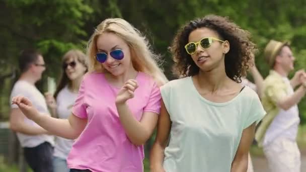 Junge attraktive Leute, die draußen tanzen, das Leben feiern, Partystimmung verbreiten — Stockvideo