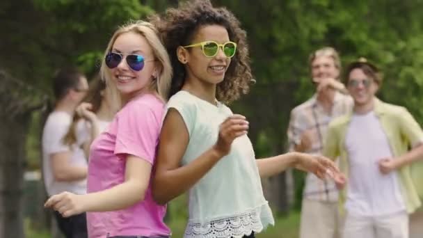 Filles blondes et brunes s'amusent à la fête de piscine d'été, dansant avec des amis — Video