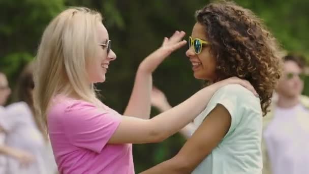 Две молодые счастливые женщины в любви танцуют, обнимают друг друга, улыбаются перед камерой — стоковое видео