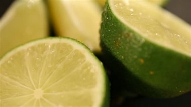 Tabağında, mojito kokteyl closeup hazırlanıyor barmen dönüm Sulu kireç yarım
