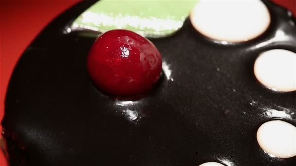 Taart tentoonstelling, presentatie van chocolade dessert met berry, extra close-up — Stockvideo