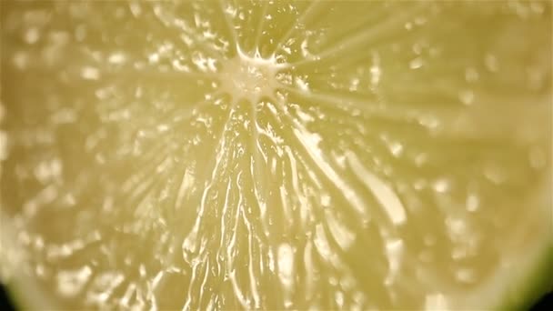 Frische Limette halb rotierend auf Teller Makrosicht, gesunde saftige Früchte, Vitamine — Stockvideo