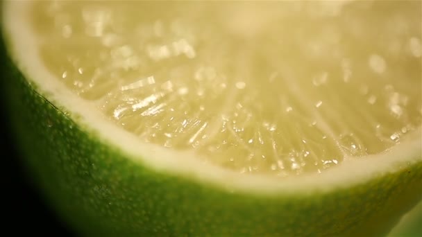 Moitiés de citron vert juteux tournant sur pied, macro. Fruits exotiques frais, saine alimentation — Video