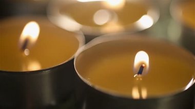 Atmosfer rahatlatıcı ve masaj odası spa salonda, portre, mumlar yanan