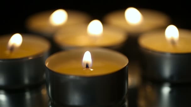 Красиві свічки, що горять на меморіалі, смутку і самотності, біль втрати — стокове відео