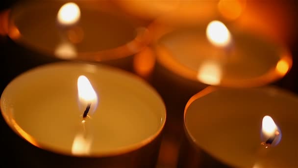Atmosfera mistica e candele sbiadite, primo piano a lume di candela nella stanza buia — Video Stock