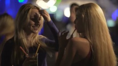 Güzel kadınlar biseksüel kızlar kulübünde flört kokteyller ellerini, dans