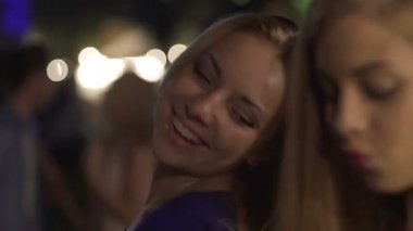 Sıcak sarışın içki kokteyl, tutkuyla seksi kıza baktığını, gece kulübü flört