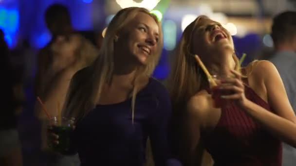 Gelukkig vriendinnen genieten van partij op dansvloer, rinkelende cocktail glazen — Stockvideo