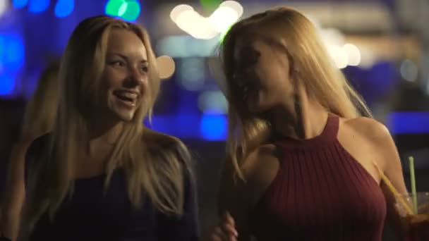 Hermosas chicas rubias bailando en la fiesta, riendo y divirtiéndose en discoteca — Vídeo de stock