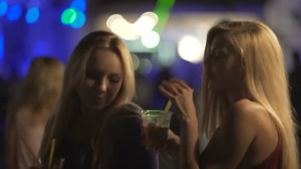 Beautiful women dancing with cocktails in hands, bisexual girls flirting in club — Stock Video