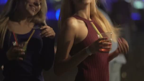 Sexy damas moviendo cuerpos calientes seductoramente en pista de baile en fiesta de discoteca — Vídeo de stock