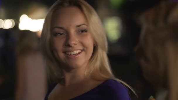 Красивые гомосексуальные женщины обмениваются соблазнительными взглядами в баре, флиртуют на вечеринках — стоковое видео